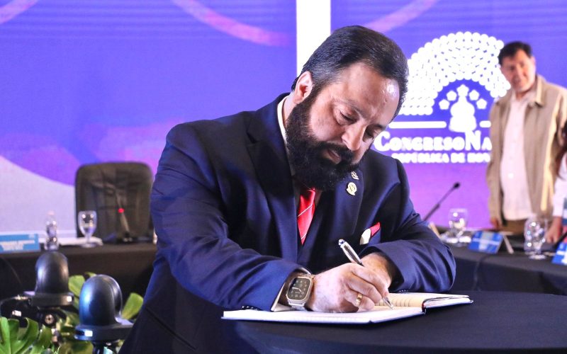 Críticas a Luis Redondo por no respetar la ley en proceso de renuncia en el CNE