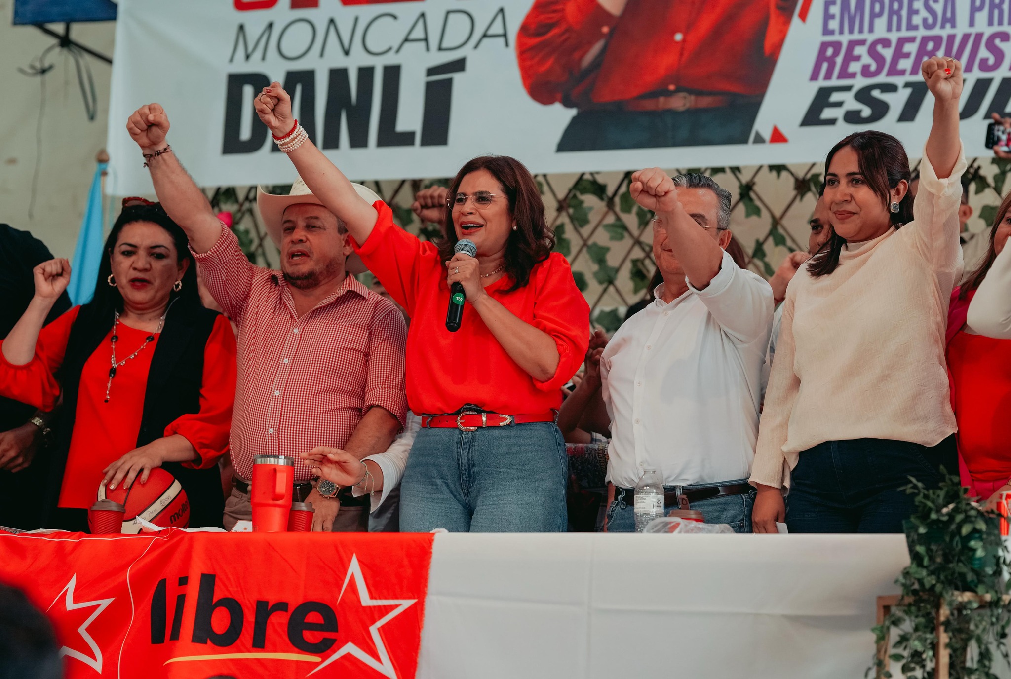 Gobierno de LIBRE enfrenta críticas por prácticas espirituales en programas oficiales